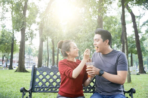 Unga Vietnamesiska Par Som Sitter Lokal Park Och Njuter Gatumat — Stockfoto