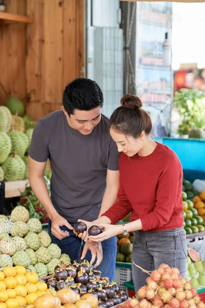 Młoda Azjatycka Para Wybiera Jedzenie Lokalnym Rynku — Zdjęcie stockowe