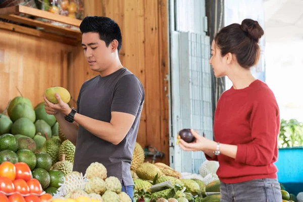 市場で果物や野菜を買う若いアジアのカップル — ストック写真