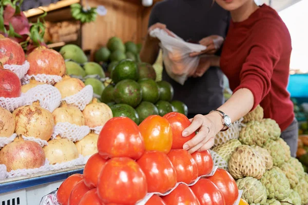 Imagem Close Casal Comprando Delicioso Cáqui Maduro Mercado — Fotografia de Stock