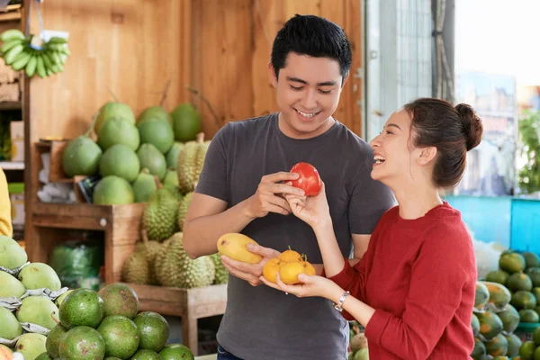 Laughing Vietnamese Boyfriend Girlfriend Buying Ripe Fruits Vegetables Market — Stock Photo, Image