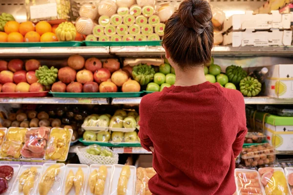 Süpermarkette Taze Meyve Sebze Ile Raflara Bakan Pensive Genç Kadın — Stok fotoğraf