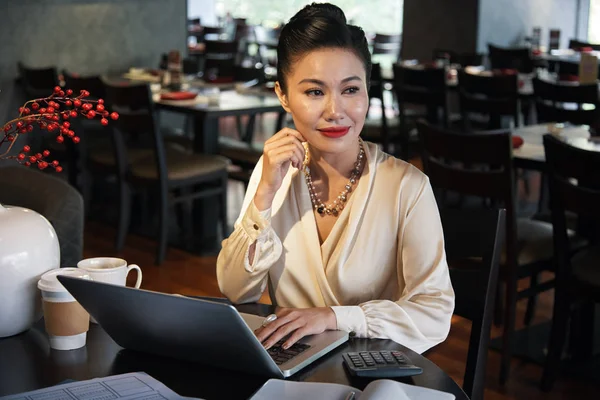 Portréja Töprengő Vietnami Üzleti Hölgy Asztalnál Éttermében — Stock Fotó