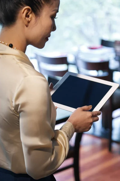 タブレットコンピュータで情報を読む女性レストランマネージャー — ストック写真