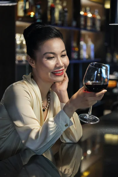 迷人的越南餐馆老板在酒吧柜台品尝葡萄酒 — 图库照片