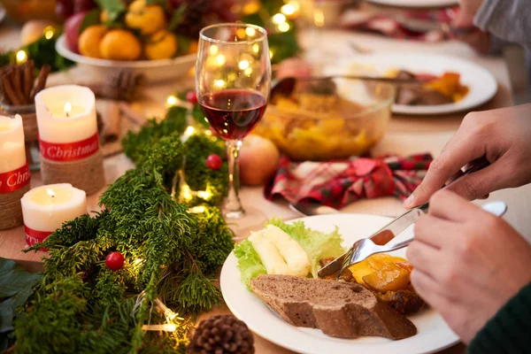 Hosté Jedí Lahodné Pokrmy Vánočním Obědě — Stock fotografie
