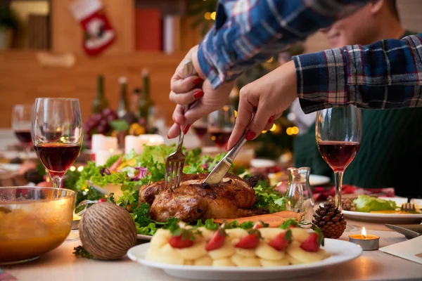 Mãos Mulher Cortando Frango Mesa Jantar Natal — Fotografia de Stock
