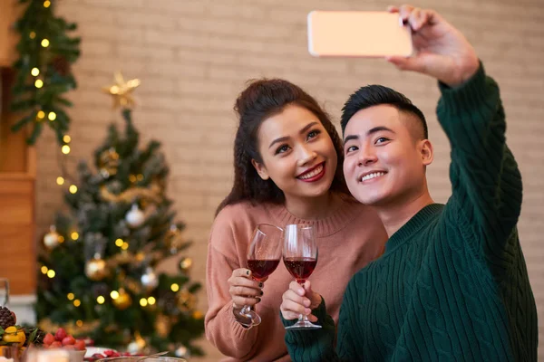 Felice Giovane Coppia Vietnamita Con Bicchieri Vino Prendendo Selfie Alla — Foto Stock