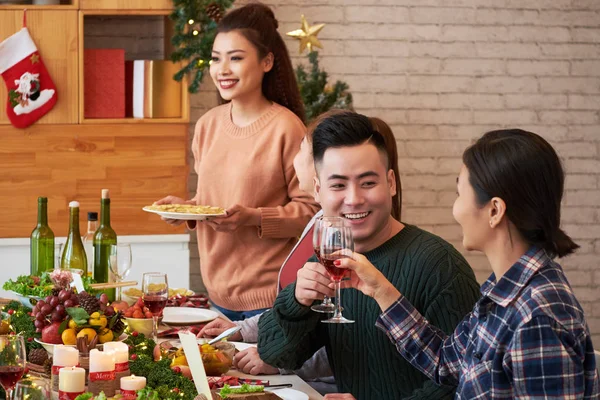 Jovens Vietnamitas Conversando Comendo Bebendo Vinho Mesa Jantar Natal — Fotografia de Stock