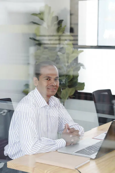 Retrato Executivo Indiano Sentado Local Trabalho Trabalhando Computador Portátil Sorrindo — Fotografia de Stock