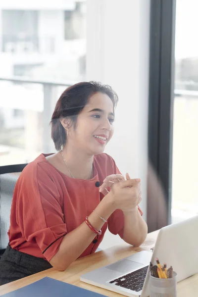 Junge Geschäftsfrau Sitzt Mit Laptop Schreibtisch Und Lächelt Als Sie — Stockfoto