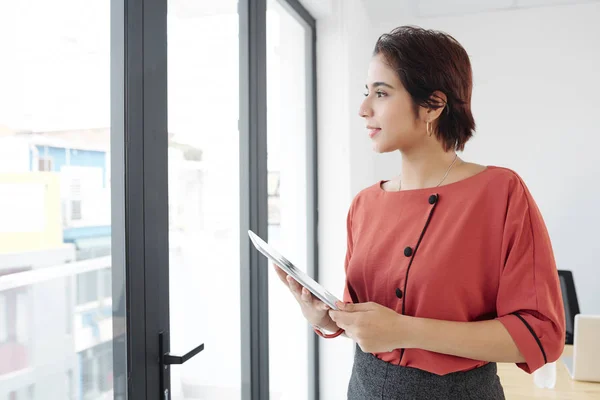 Indische Junge Lächelnde Geschäftsfrau Mit Digitalem Tablet Steht Modernen Büro — Stockfoto