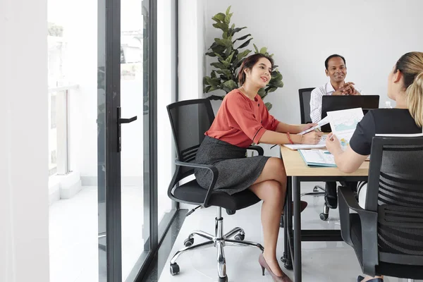 オフィスでのビジネスミーティングで一緒に事業計画を話し合うテーブルに座るビジネスマンのグループ — ストック写真