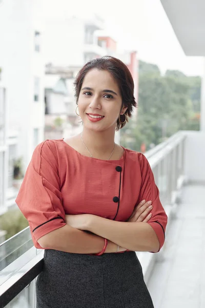 Retrato Mujer India Elegante Pie Balcón Con Los Brazos Cruzados —  Fotos de Stock