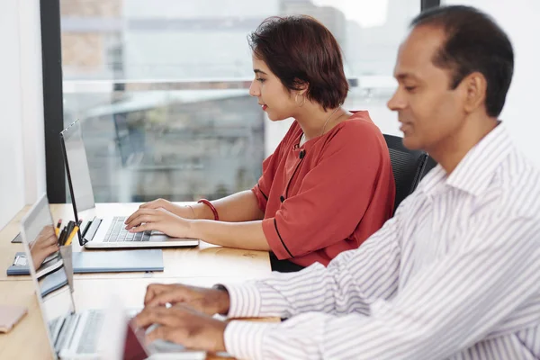 Gente Negocios Sentados Mesa Concentrándose Trabajo Que Escriben Ordenador Portátil — Foto de Stock