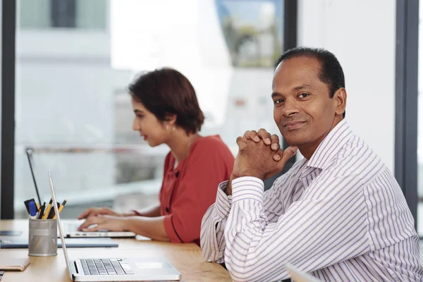 Portret Van Indiase Volwassen Zakenman Zittend Aan Tafel Met Laptop — Stockfoto