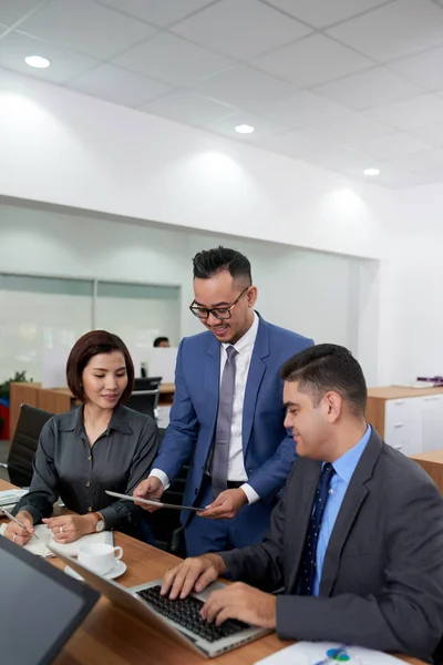 Empresario Mostrando Documento Línea Tableta Digital Sus Socios Discutiendo Juntos — Foto de Stock