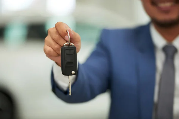 Κοντινά Πλάνα Του Ιδιοκτήτη Του Αυτοκινήτου Κρατώντας Κλειδί Του Αυτοκινήτου — Φωτογραφία Αρχείου