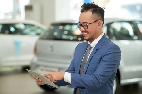 Exitoso Vendedor Asiático Traje Tocando Pantalla Tableta Digital Sonriendo Mientras —  Fotos de Stock