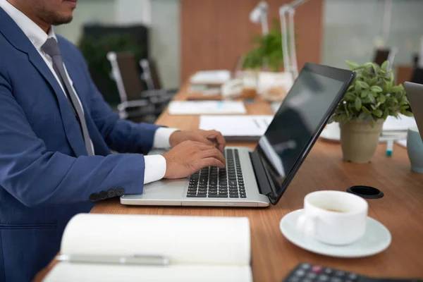 Close Van Mannelijke Executive Suit Zittend Aan Tafel Typen Laptop — Stockfoto