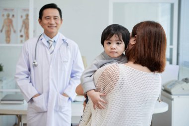Genç Anne getiren onu Toddler oğul için profesyonel pediatrist içinde Clinic