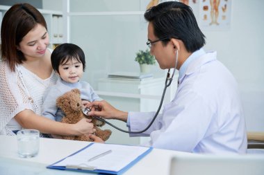 Doktor küçük hasta konforu için Teddy Bear kalp atışı kontrol