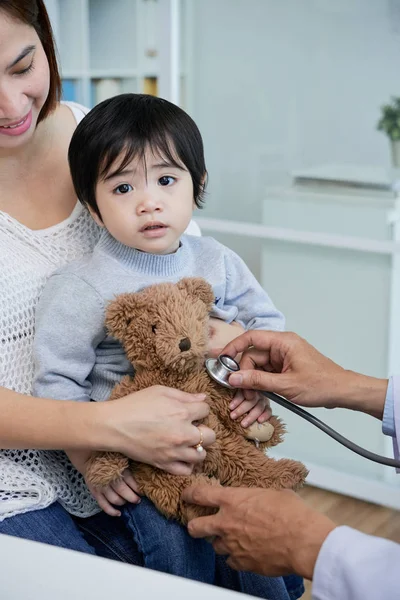 Adorable Niño Vietnamita Con Oso Peluche Médico Visitante — Foto de Stock