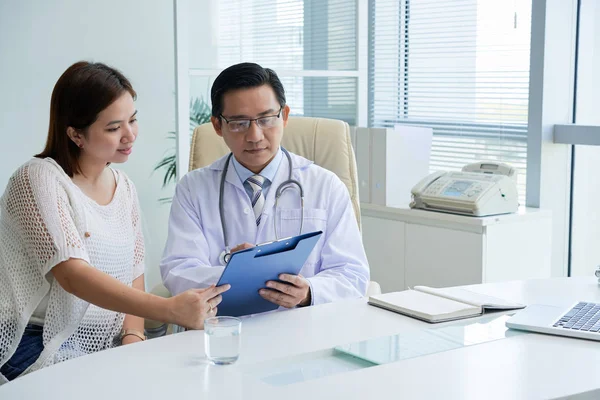 Maturo Medico Vietnamita Spiegando Prescrizione Medica Suo Paziente Femminile — Foto Stock