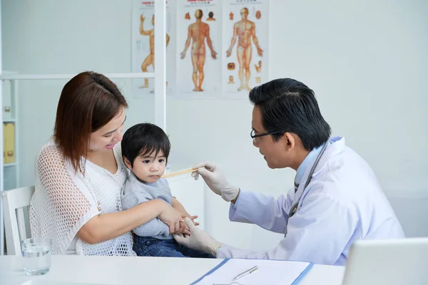 Barnläkare Ber Lille Pojken Att Öppna Munnen Han Kunde Kontrollera — Stockfoto