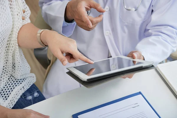 Närbild Läkare Som Visar Information Digital Tablett Till Kvinnlig Patient — Stockfoto
