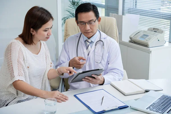 Médico General Vietnamita Mostrando Resultado Prueba Pantalla Tableta Paciente —  Fotos de Stock