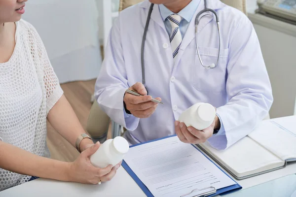 Médico Recetando Vitaminas Suplementos Paciente Femenino —  Fotos de Stock