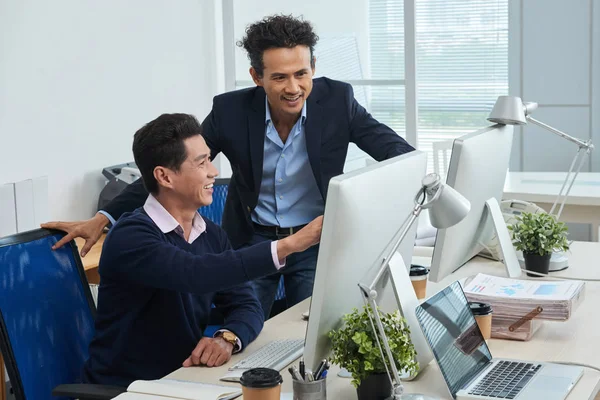 Hombre Asiático Adulto Sonriendo Apuntando Los Datos Financieros Monitor Computadora — Foto de Stock