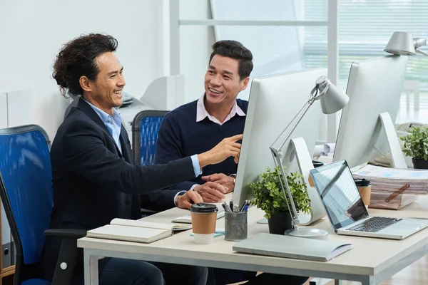 Dos Hombres Asiáticos Adultos Sonriendo Señalando Datos Financieros Monitor Computadora — Foto de Stock