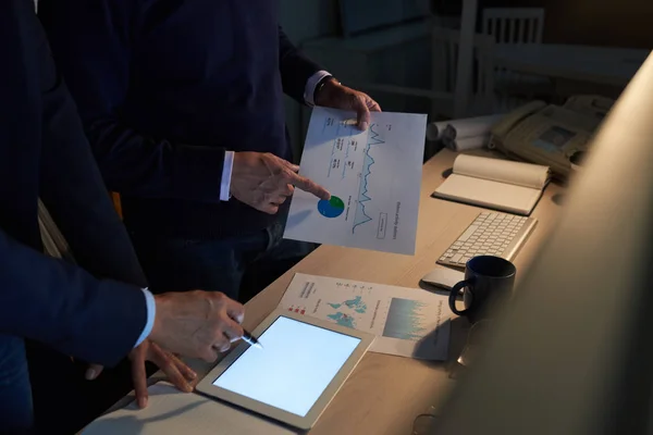 Beskär Män Diskuterar Finansiella Diagram Och Data Blank Tablett När — Stockfoto