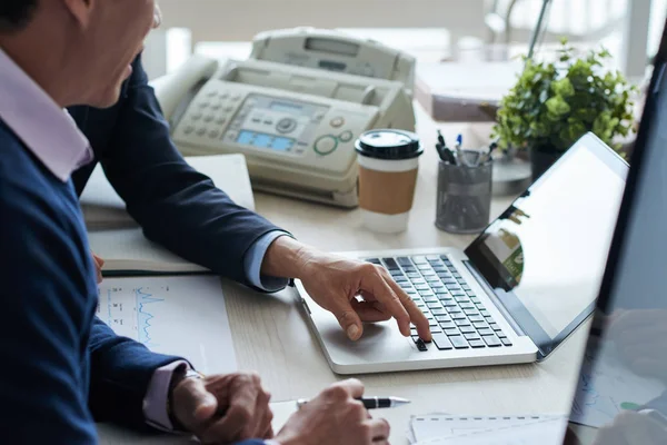 Beskär Vuxna Män Surfar Modern Laptop När Sitter Vid Skrivbord — Stockfoto