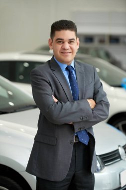 Araba bayiliği neşeli emin satıcı portresi