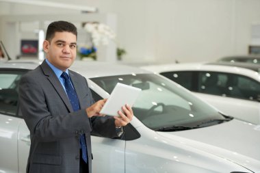 Tablet bilgisayar ile pozitif karma yarış araba bayilik sahibinin portresi