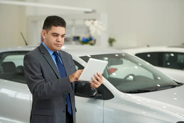 Prodejce Kontroluje Vlastnosti Automobilu Tabletovém Počítači — Stock fotografie