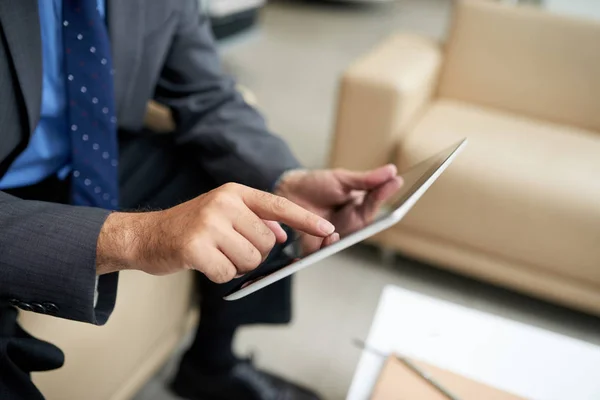 Handen Van Zakenman Met Behulp Van Toepassing Tablet Selectieve Focus — Stockfoto