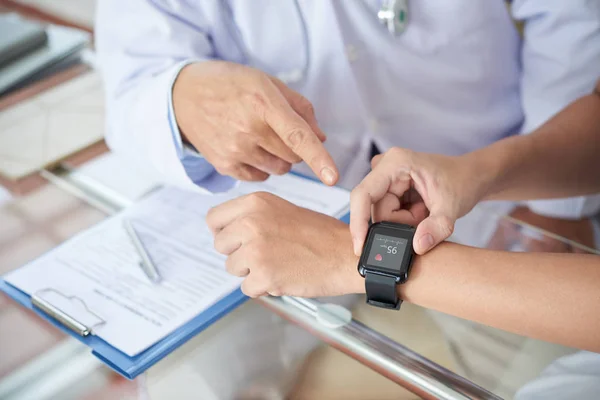 Lekarz Wyjaśnia Pacjenta Jak Korzystać Aplikacji Zdrowotnych Smartwatch — Zdjęcie stockowe