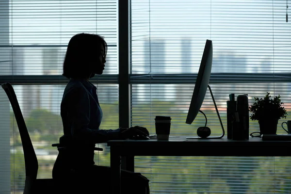 어두운 사무실에서 컴퓨터에서 일하는 사업가의 실루엣 — 스톡 사진