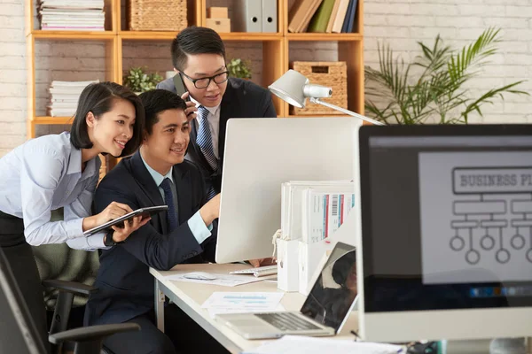 Group Business People Gathered Front Computer Monitor — Stock Photo, Image