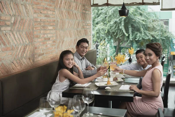 Retrato Família Feliz Quatro Pessoas Sentadas Restaurante Brindando Com Bebidas — Fotografia de Stock