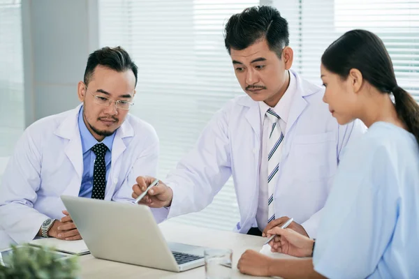 Travailleurs Médicaux Discutant Des Données Sur Écran Ordinateur Portable Lors — Photo