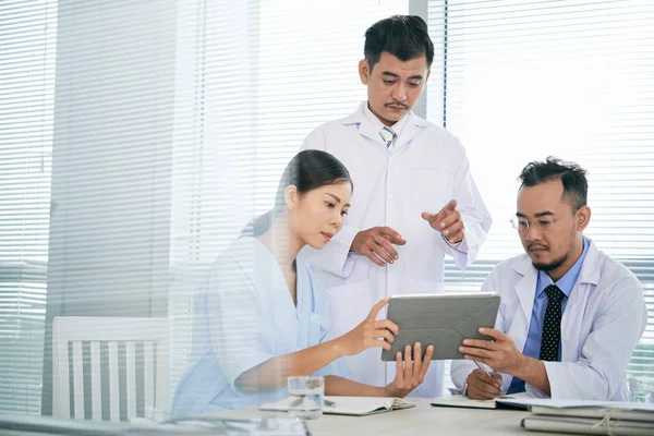 Vietnamesiska Läkare Diskuterar Röntgen Patienten Skärmen Tablet — Stockfoto