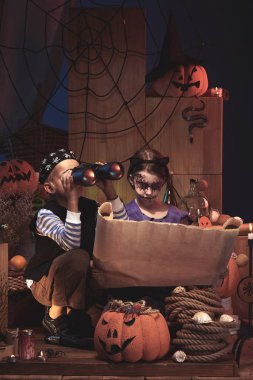 Çeşit Cadılar bayramı dekorasyonu Ekim gecesi oynarken