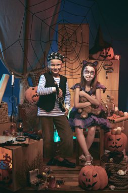 Halloween süslemeleri poz gülümseyen kardeş ve kardeş