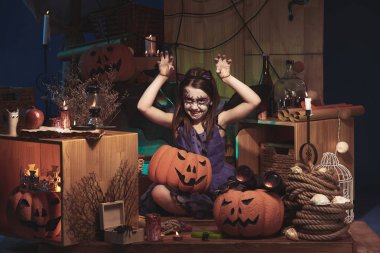 Cadılar Bayramı için kedi kostüm küçük kız korkunç yüz yapma