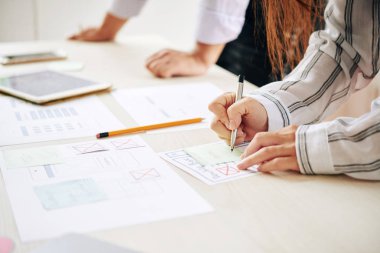 Eleman ile çalışırken Sticker üzerinde notlar alarak kırpma çekimi masada takım modern tasarım oluşturma